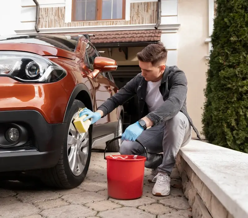 Lavage auto à domicile Sauviat-sur-Vige : professionnel intervenant sur un véhicule